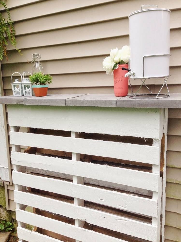 Namaľujte drevenú paletu na bielo a transformujte ju na barový pult Barový pult-stavať-vlastné-nápady-drevo-paleta-farba-biela