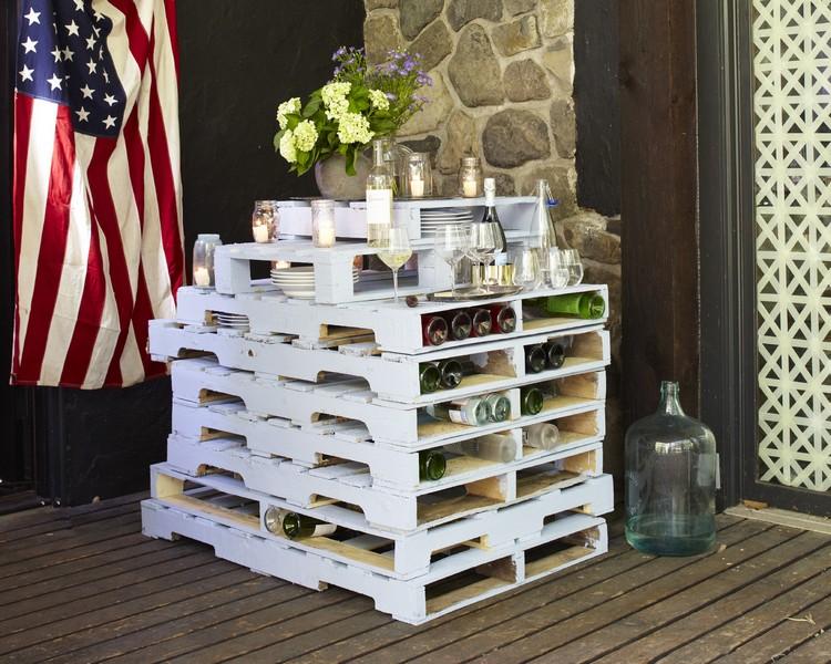 Skladané drevené palety ako barový pult v záhrade Barový pult-stavajte-vlastné-nápady-europalety-naskladané na seba