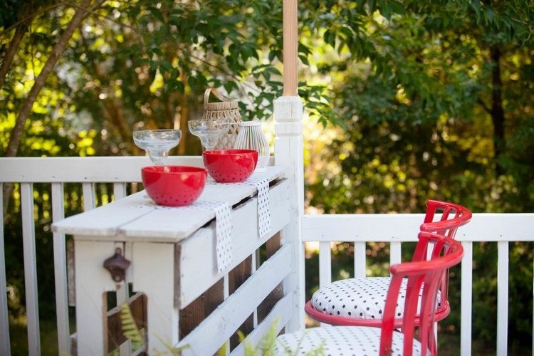 Barový živý plot na raňajky na vonkajšej terase Postavte si barový pult sami, drevené palety-raňajky-vonku