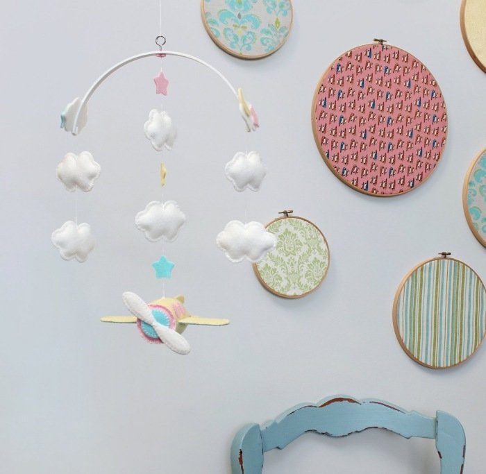 ručne robený-mobilný-cez-postieľku-leták-tematický-dizajn-chlapček