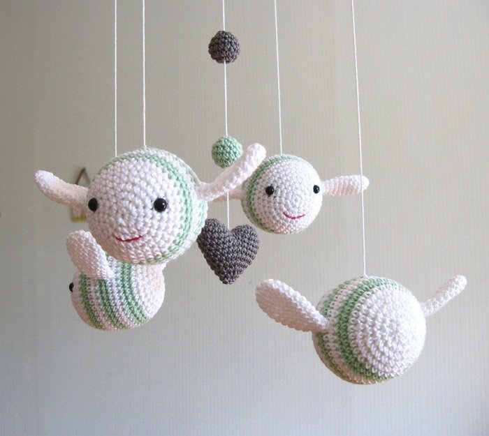 Mobilné cez detskú postieľku-čmeliaky-včely-baby-hračky