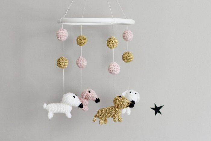 Mobilný-nad-postieľku-Jazvečík-závesné-prvky-pletené