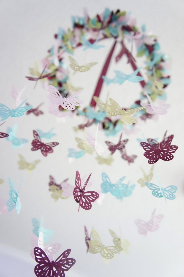 Mobil-nad-postieľkou-dievča-motýle-ružovo-fialovo-modré