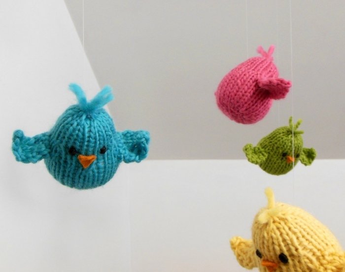 farebné-mobilné-nad-detskou-posteľou-pletené-lietajúce-vtáky-prírodná vlna