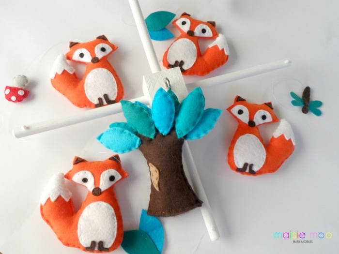 DIY-Nápady-Mobil-cez-detskú-posteľ-plsť-líšku-divoký-strom-stromov