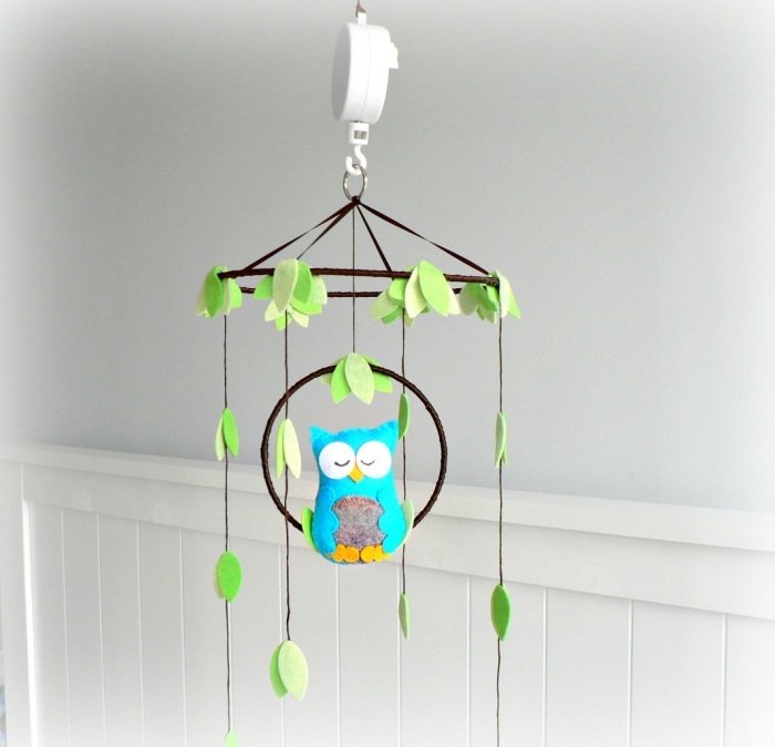 Mobilna-nad-kocikom-sova-strom-konar-hudba-hracka-plst