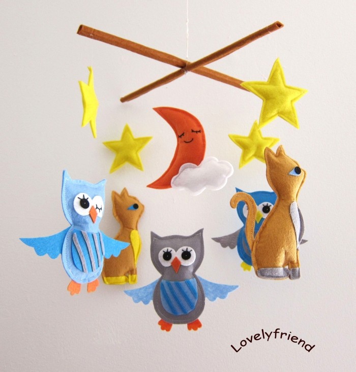 Mobilné-nad-detskou-posteľou-mačky-hviezdy-ručne vyrobené