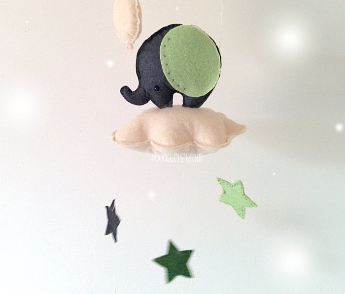 Mobilná detská posteľ-plávajúci oblak-slon-z-plsti-dekoratívne prvky