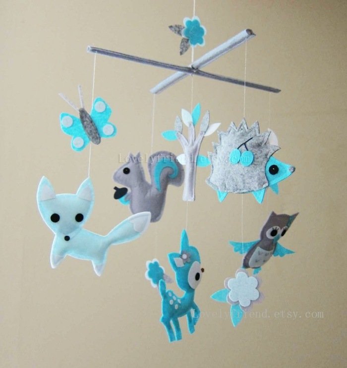 Lesna-tema-mobil-cez-kocik-modre-zvierata-líška-ježko-sova-veverička