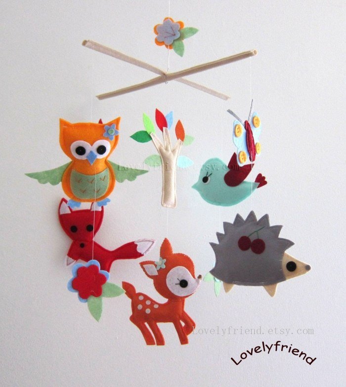 Lesne-zvierata-mobilne-nad-kocikom-z-filcu-liška-ježko-jeleň-vták