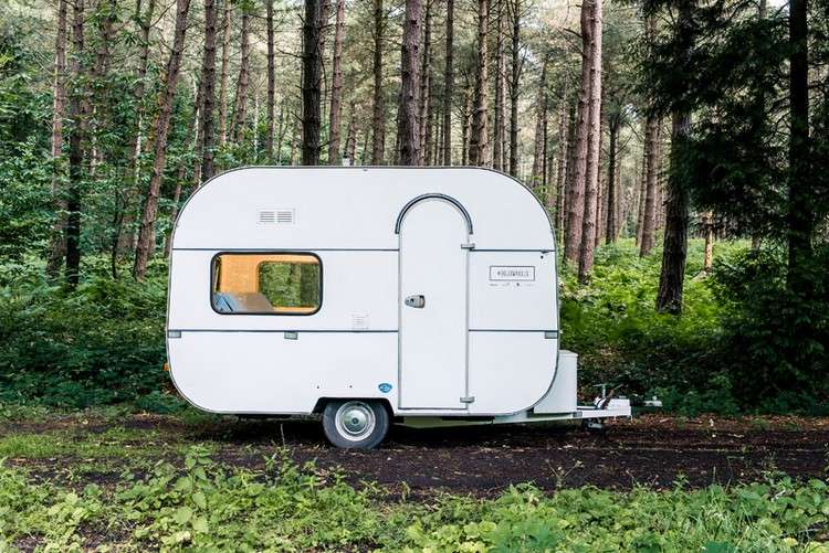 Mini kempingový príves s neobvyklými funkciami Mobilná kancelária-mini-kemping-príves-vonku