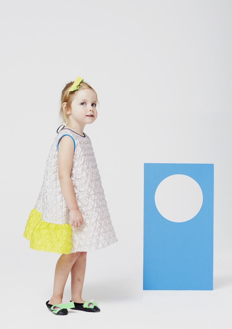 Prešívané šaty so žltým akcentom bez rukávov móda-dievčatko-jar-leto-2015-roksanda-prešívané šaty