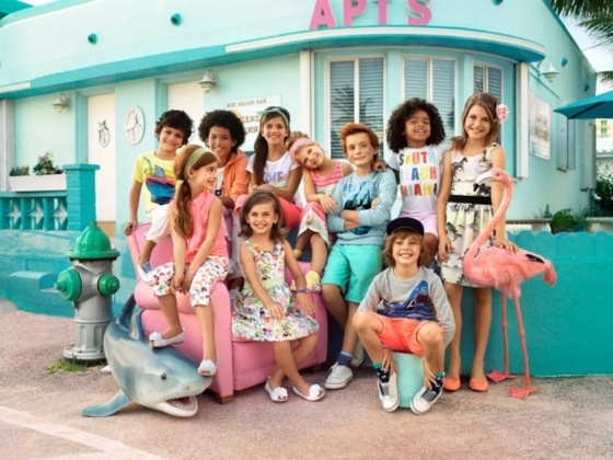 Šaty s kvetinovými motívmi, motívmi dinosaurov, farebnými legínami, nohavicami, limetkovo zelenou Šaty-s-mašľou-balerína-topánky-vlasové doplnky-móda-pre-dievčatá