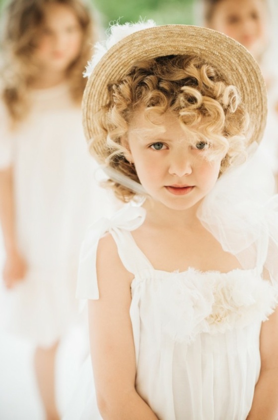 Slamený klobúk s mašľovými šatami na zápletu z tylu Kučery-móda-pre-dievčatá-ušľachtilé-v-bielom