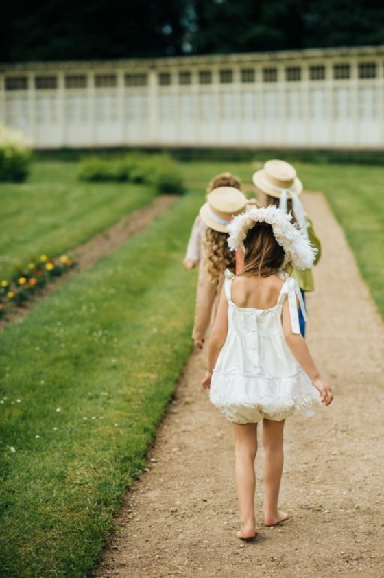 Prejdite sa po krátkom obleku s popruhmi do parku Dorfstrasse Slamená chata s bielymi mašľami Móda-v-bielom-vyrobenom z tylu a bavlnenej bielizne pre dievčatá