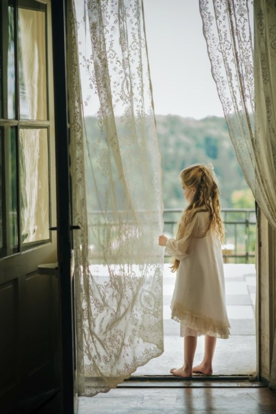 Krajkový bavlnený domček vo vintage štýle so záhradným organzovým závesom Dievča-pri-dverách-veranda-dlhé-biele šaty