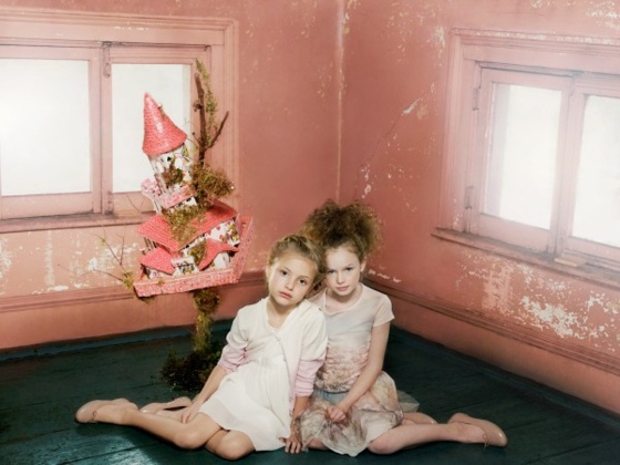 Vesta dlhé pestré šaty svetlé farby dve dievčatá podkrovie Ružové steny-vintage-móda-sil-pre-dievčatá