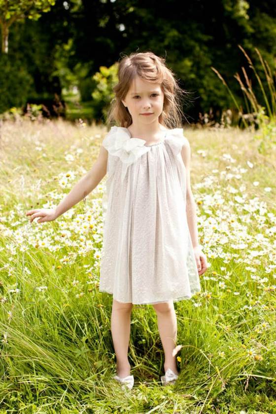 Móda pre dievčatá od Chloe Tulle a hodvábneho hodvábu s mašličkou na ramene Lúčne kvety-krátke-šaty-v-hodvábe-kvalite-trend-pre-dievčatá