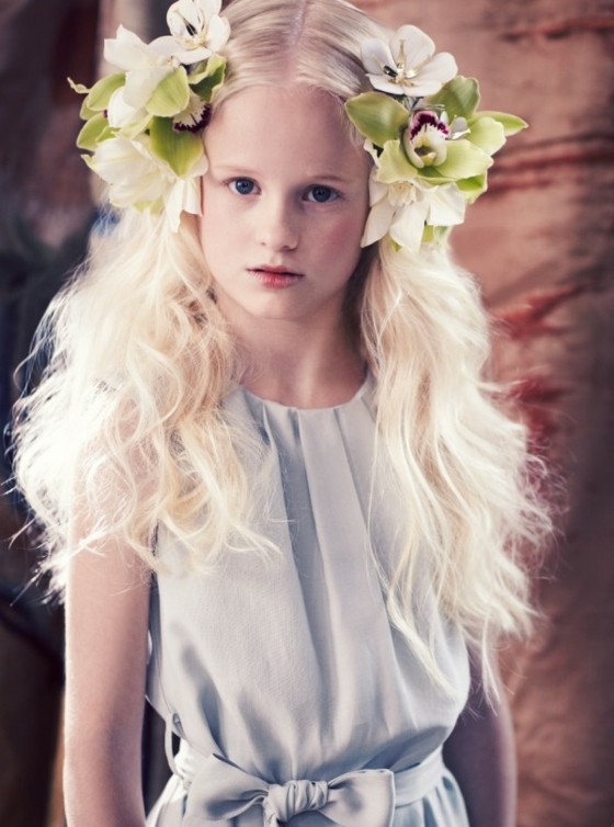 Hodvábne bavlnené šaty s mašličkou v páse svetlo-modré-šaty-so záhybmi-kvetinami-vo-vlasoch