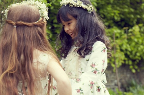 Dievčenské módne vrkoče šaty s kvetinovým vencom s kvetinovými motívmi Park-dlhé-vlasy-účesy-s-vrkočom-s-kvetinovými vzormi