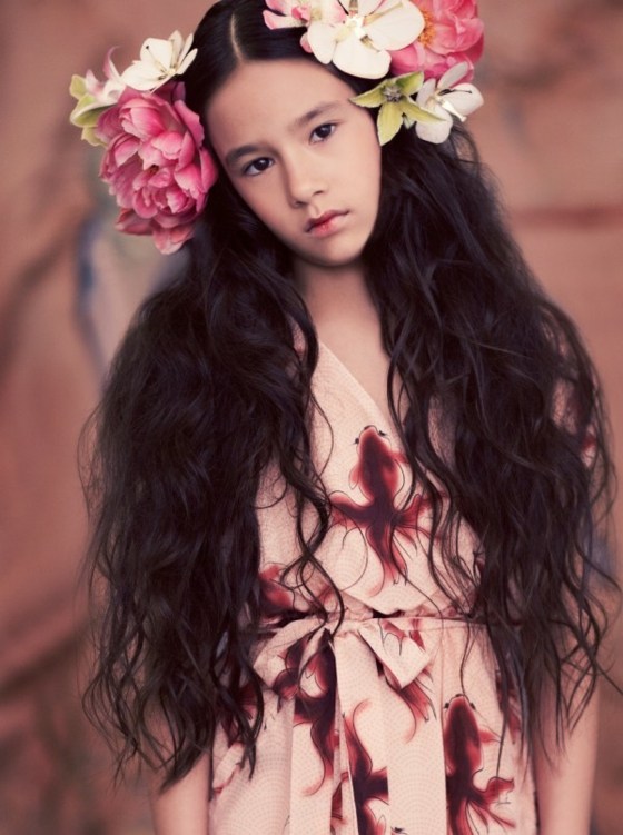 Dievčenská móda od svetlých oblačných morských tvorov sa zdobí mašličkovým kvetom vo vlasoch čierne dlhé šaty s potlačou so zvieratami