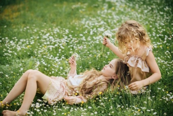 Lúka s kvetmi harmančeka Saténové topy vyrobené z bavlnenej dievčenskej módy svetlé-karamelové-tóny-krátke nohavice-šaty-vyrobené-zo-saténu-dievčenskej módy