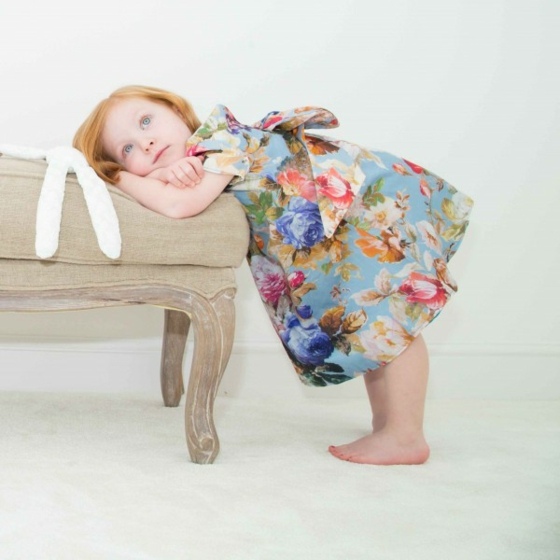 Farebné šaty s malými kvetmi, čalúnené dievča naboso namaľované červenou farbou Králičie uši-šaty-s-mašľou-farebné-letné-móda