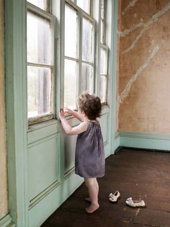 Saténové šaty krátke sivé bosé biele topánky dievča pri okne šedo-saténové šaty-biele-topánky-krátke vlasy