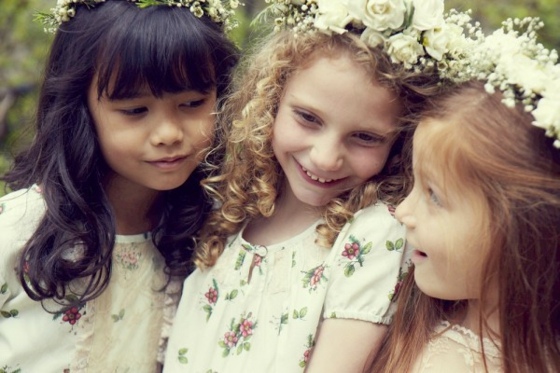 Šaty s kvetinovým vencom s kvetinovými motívmi a čipkovanou košeľou Šaty-z-bavlneného-ľanu-letného-trendu-pre dievčatá