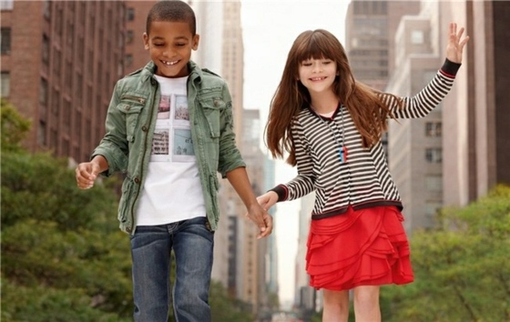 pruhovaná blúzka biela čierna sukňa zozbieraná z viacerých vrstiev červená sukňa-krátka-móda-do-mesta