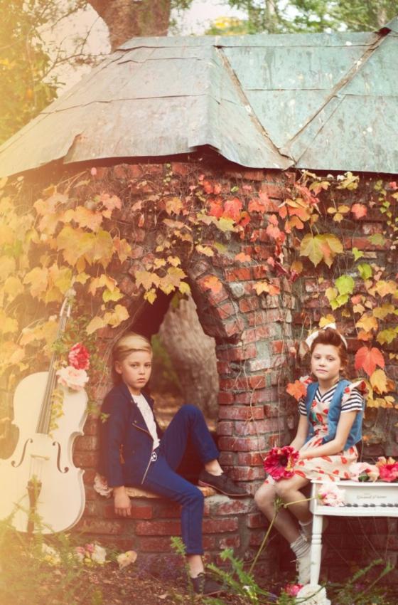 Jesenné šaty na kolibu s kvetinovými motívmi Vesta Jeas čierna rifľová vesta s kvetinovým vzorom a sakom