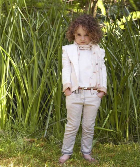 Džínsy Chloe s tričkom na opasku a sakom Tričko-bavlnené-blejzer-s-gombíkmi-chino nohavice