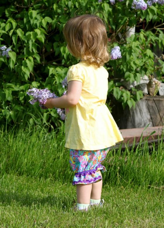 Nohavice so žltým tričkom s kvetinovými motívmi Dievčenské nohavice s kvetinovým vzorom