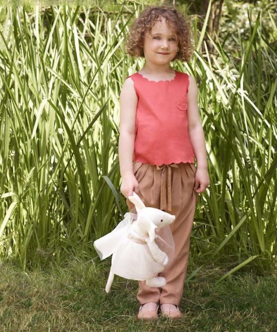 Tulipánové nohavice svetlohnedej vrchnej plyšovej myšky dievčatko v záhrade Karamelové tóny-dlhé nohavice-oranžové-top