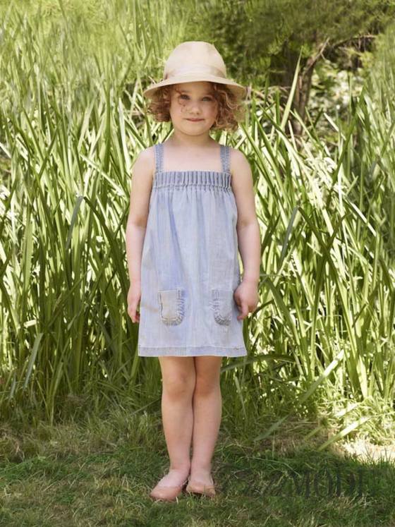 Džínsové šaty z denimu v krátkych slamených topánkach z lakovanej kože Bavlnená-denimovo-slamená čiapka-lúčna móda