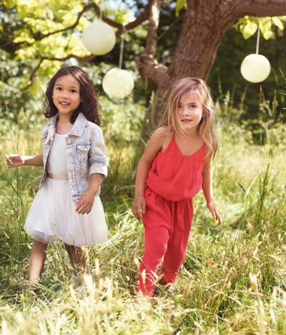 Kombinéza Chloe v červených šatách z riflovej bundy z tylu Kombinéza-dlhé-červené-balerínky-šaty z tylu