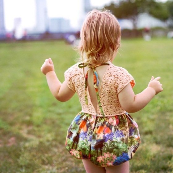 krátky úpletový úplet s kvetinovými motívmi Mesto-lúka-móda-pre-dievčatá-s-kvetinovými vzormi