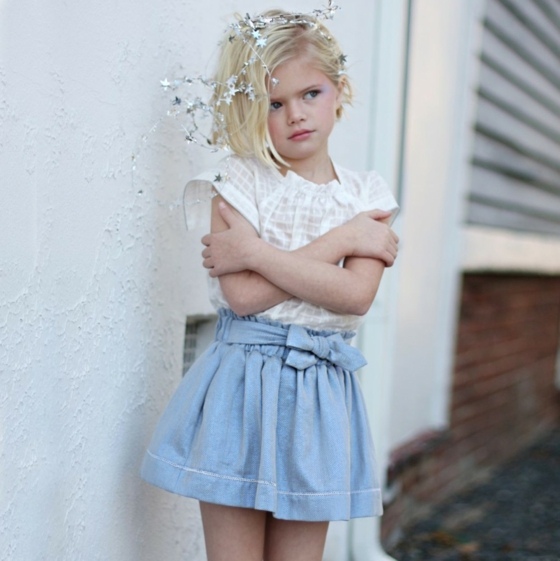 Džínsová sukňa, krátka blúzka, s krátkym rukávom Sukňa-s-mašľou-vlasové doplnky-bavlnená blúzka