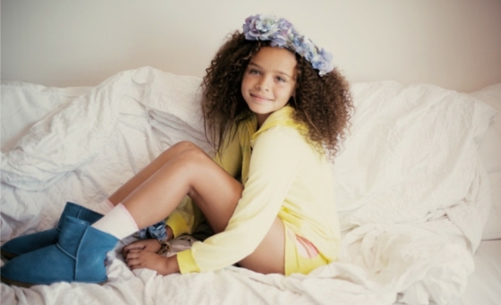 Teplá bunda z kvetinového venca v žltej farbe z kvalitných bavlnených fusakov z rifľoviny Doplnky do vlasov-veniec z kvetov-krátke-ponožky-džínsové topánky