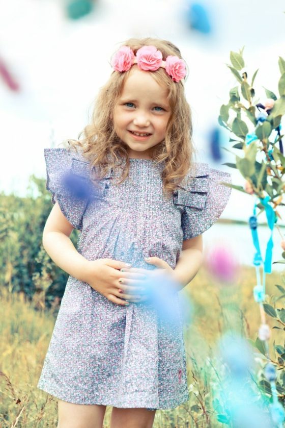 Bavlnené šaty s otvorenými rukávmi s kvetmi a mašličkou Vlasové doplnky-svetlo-modré-šaty-pre-dievčatá-krátke