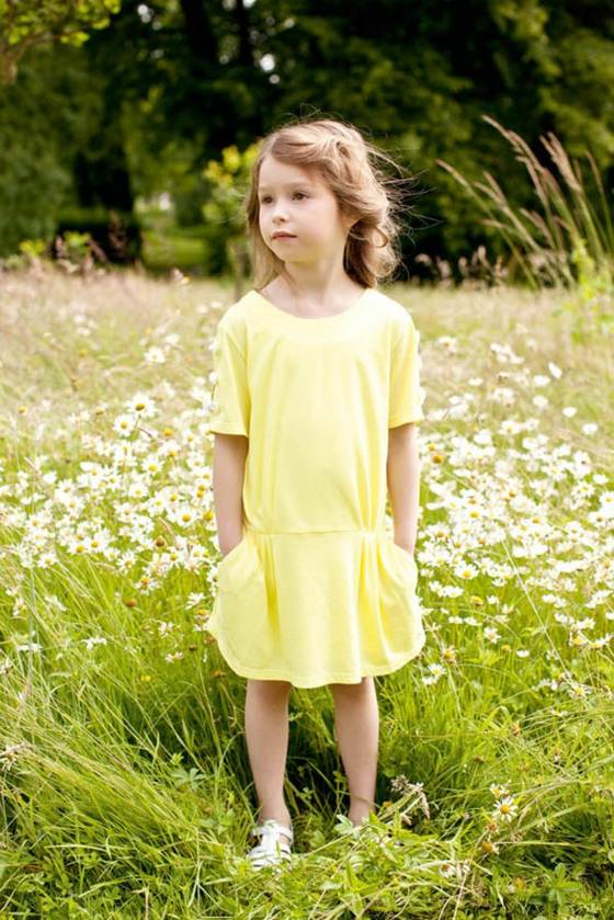 Žlté bavlnené šaty so sťahovacou šnúrkou pod pásom Dress-in-yellow-short-haircut-heřmánek-kvety