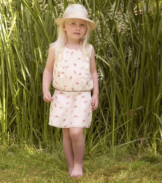 Šaty z Chloe so sťahovacou šnúrkou pod pás farba škrupiny s motívmi svetlo-ružové-motienkové-šaty-pre-dievčatá-s opaskom