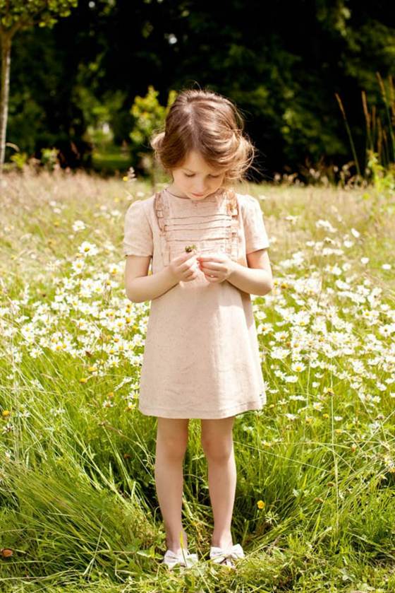 Dievčenské módne krátke blúzky šaty karamelové tóny Šaty-svetlo-hnedé-lúky-s-harmančekom-kvety