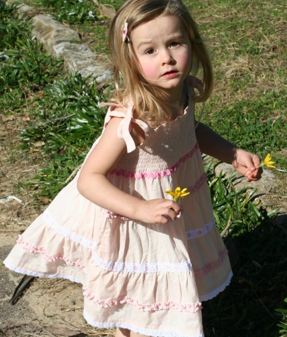 Šaty s elastickým vrchom a tenkými ramienkami svetlo ružové-šaty-kvety-dlhé-vlasy-vlasové doplnky