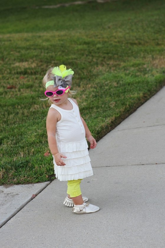 žlté legíny strapaté šaty do vlasov Slnečné okuliare-športová obuv-legíny-dlhá-tunika