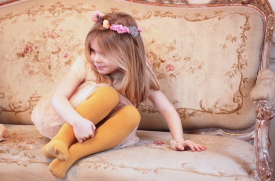 žlté pančuchy obliekajú farebné vlasové doplnky Kvetinový veniec-trblietavé šaty-vyrobené z tylu-žltých pančuchových nohavíc