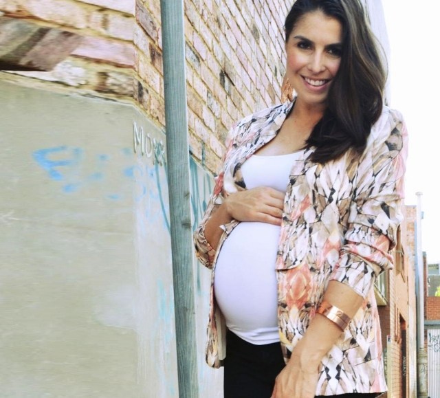 Tehotná módna blúzka biely sako ružový vzor