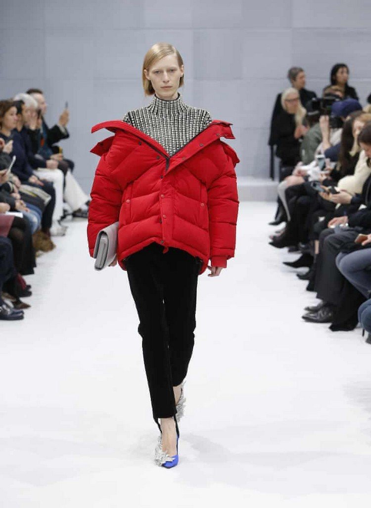 Nadrozmerná páperová bunda kombinuje módu jeseň zima 2021 22