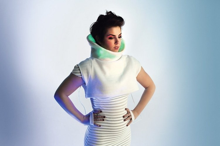 nápady-móda-mikina-náladové-žiarovky-led-biela-dámsky golier