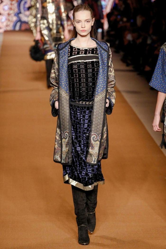 široký hodvábny kabát bohato zdobený svetlými tkaninami Šál-hodváb-a-vlna-Etro-jeseň-2014